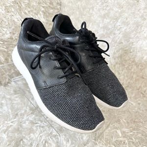 Nike Roshe One Knit Black and White Sneaker Women’s Size 7